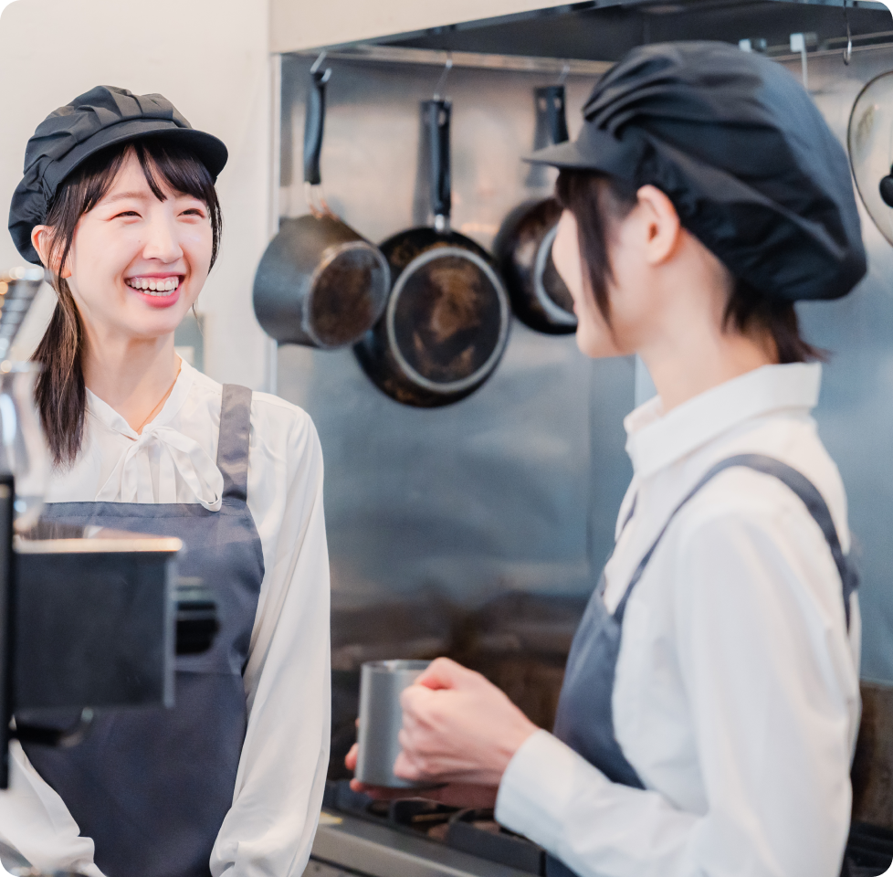 スタッフが笑顔で話している様子